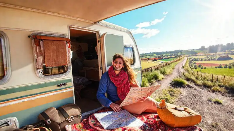 Una pareja feliz viaja en caravana
