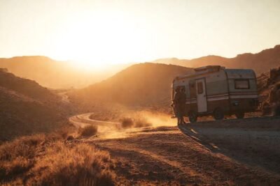 Pareja aventurera en caravana polvorienta