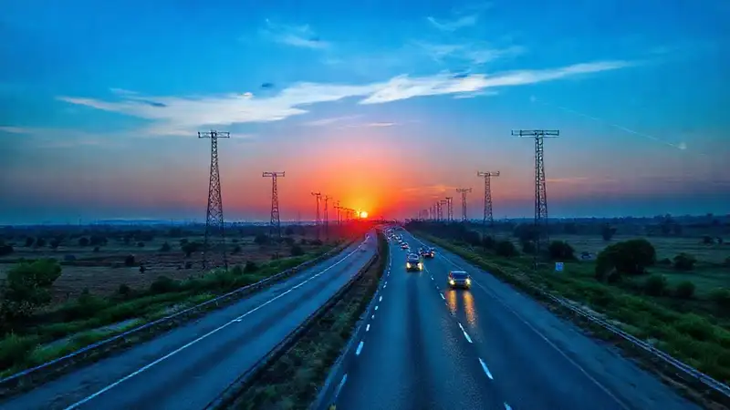 Tecnología moderna cruza paisaje rural