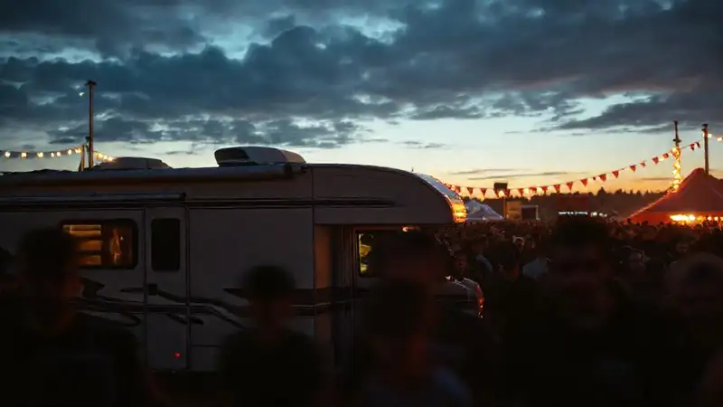 Festival oscuro, ladrones y vigilancia tensa