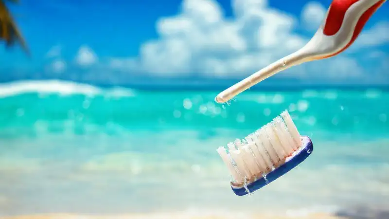 Cepillo de dientes en la playa