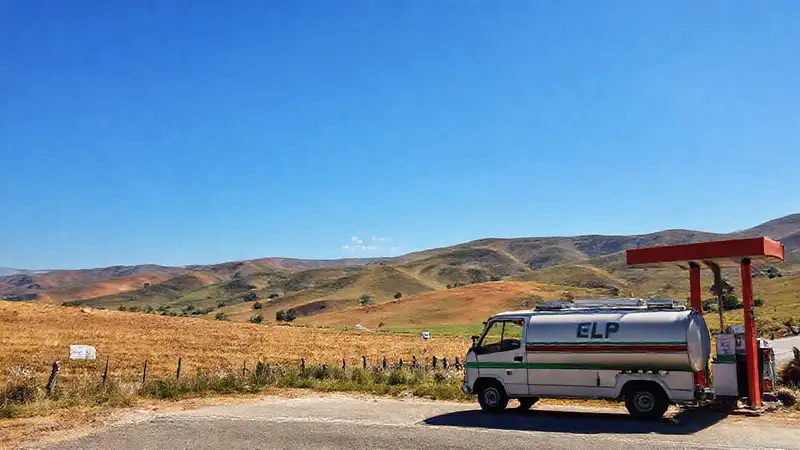 Un campervan se llena en Albania