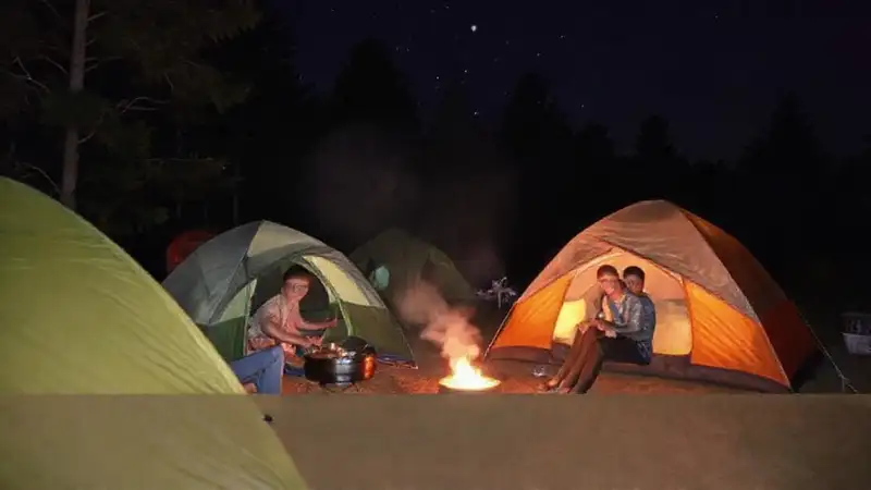 Campesinos felices disfrutan una noche tranquila