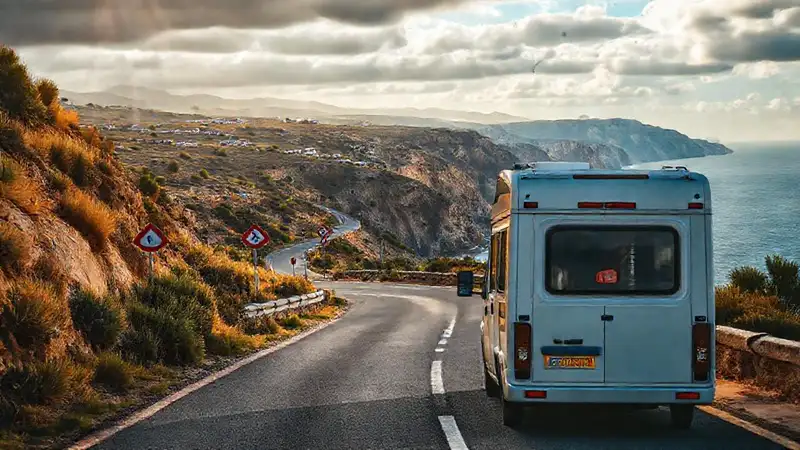 Camper en carretera costera