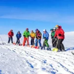 Esquíadores trabajan en un invierno alegre