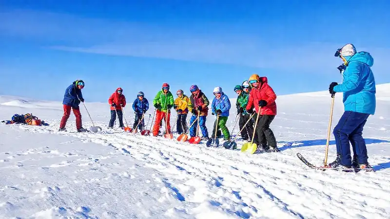 Esquíadores trabajan en un invierno alegre