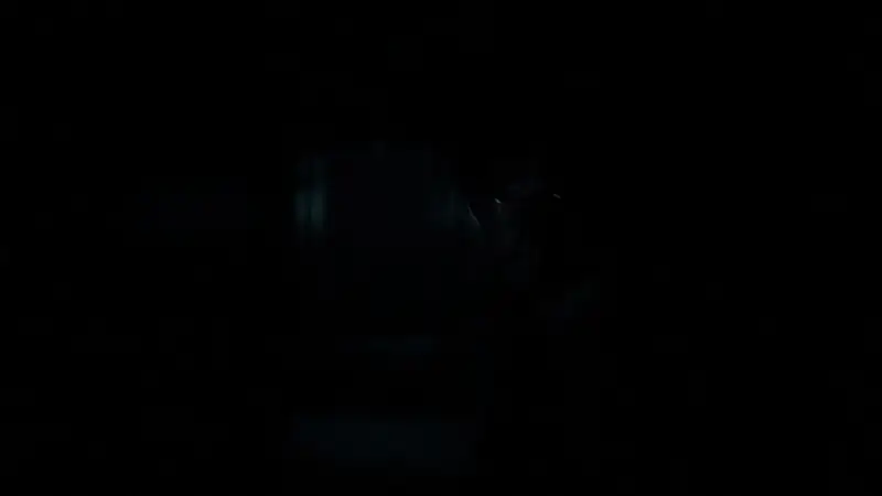 Una figura solitaria se vislumbra en sombras