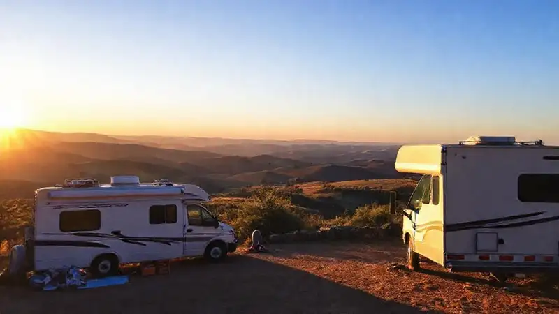 Un atardecer tranquilo invita al campamento