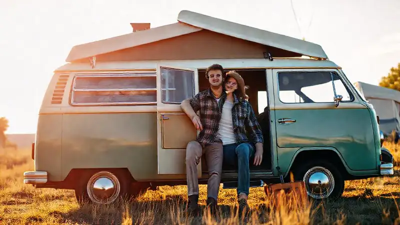 Pareja feliz en furgoneta vintage
