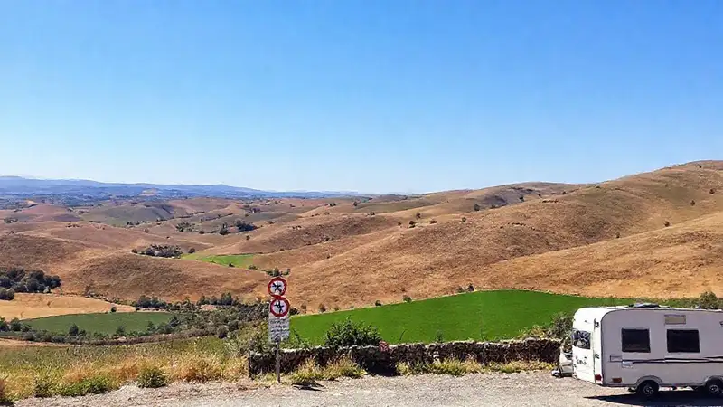 Caravana en España, paisaje tranquilo y restringido