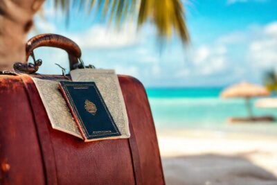 Viajero feliz explora un destino exótico