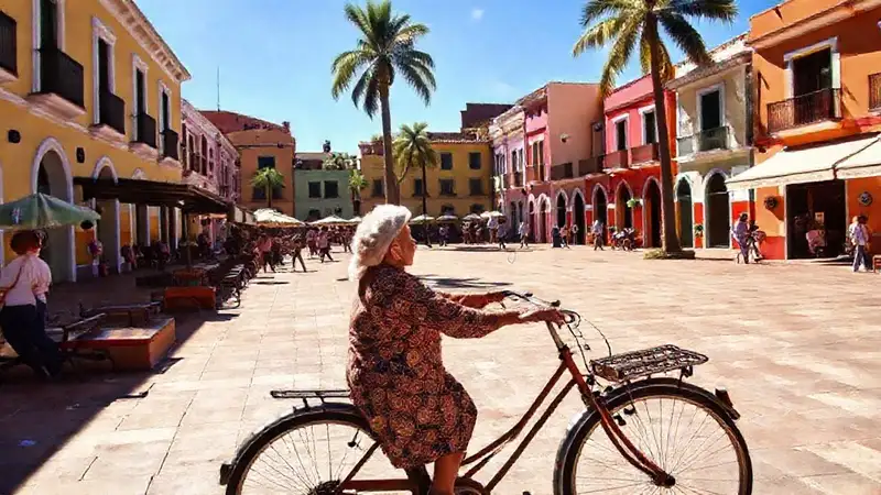 Plaza soleada, anciana y bicicleta antigua