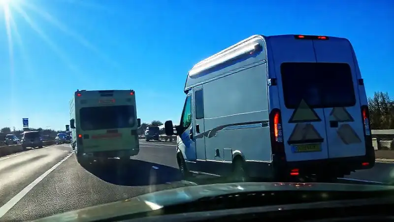 Autocaravana viaja bajo cielos vibrantes en Bélgica