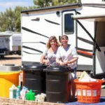 Un matrimonio feliz limpia su caravana