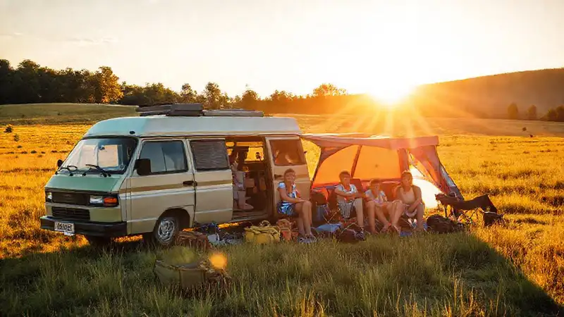 Un campamento feliz bajo el sol