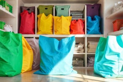 Bolsas de almacenamiento coloridas organizan un hogar