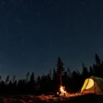 Aventura tranquila bajo cielos estrellados