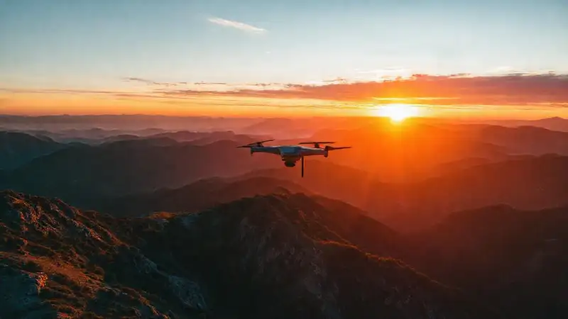 Drones capturan paisajes montañosos vibrantes al atardecer