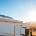 Caravana solar: felicidad y naturaleza brillante