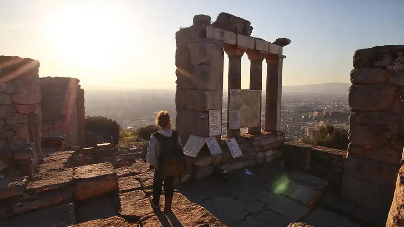 Un viajero explora ruinas antiguas soleadas