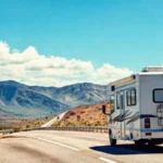 Un camino panorámico muestra un RV brillante