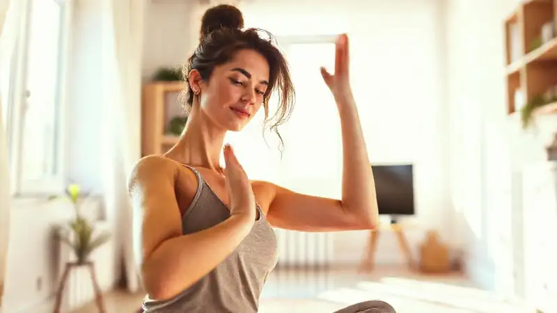 Mujer en yoga, calma y sencillez
