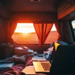 Vanlife interior: calma y color vibrante
