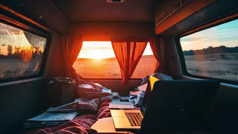 Vanlife interior: calma y color vibrante